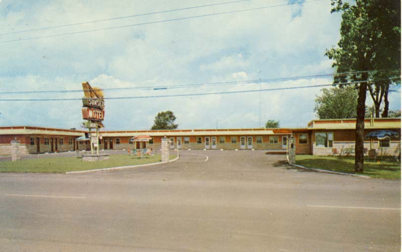 Sunset Motel, 1127 - 2nd Ave., Cornwall, Ont. postcard