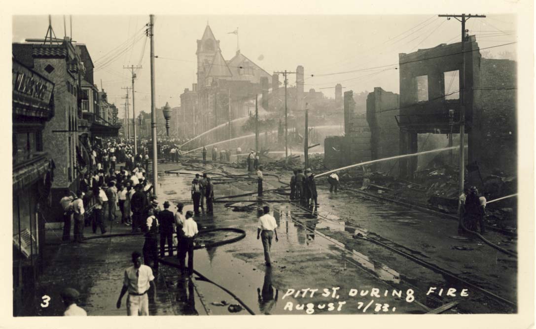 Pitt St. during fire, August 7 / 33 postcard